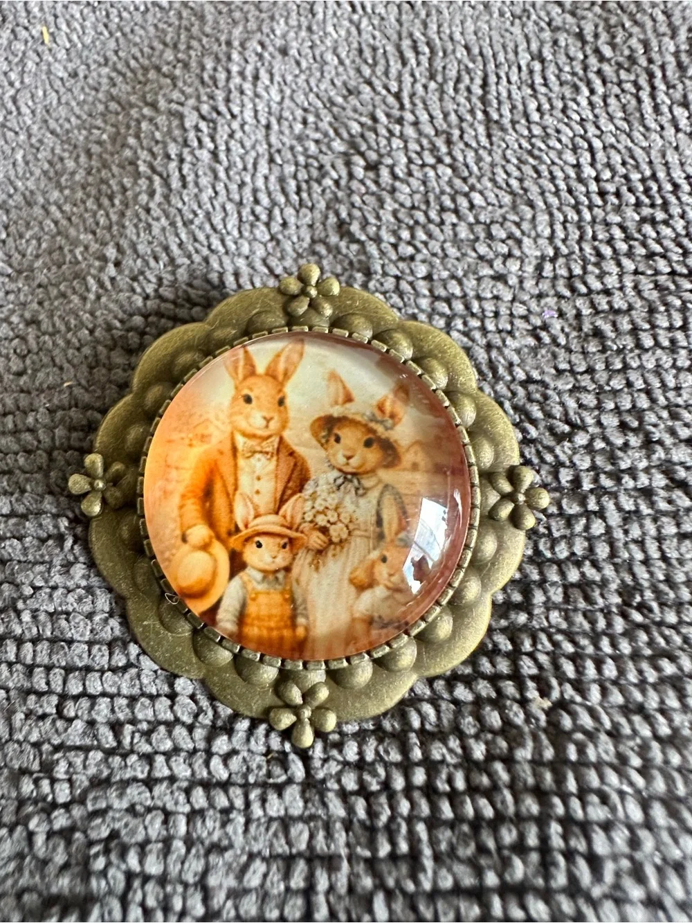 Vintage-Inspired Gold Bunny Family Decorative brooch
